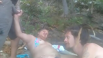 Blonde Milf Und Junger Mann Haben Öffentlichen Sex Am Nackten Strand