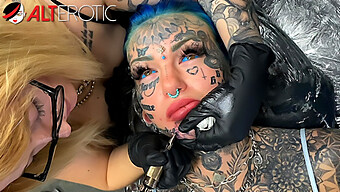 Atemberaubendes Tätowiertes Model Bekommt Eine Gesichts-Tattoo-Verbesserung