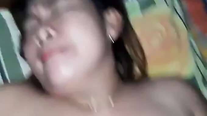 Una Mujer Indonesia Madura Con Labios Rojos Le Da Placer Oral A Su Pareja Más Joven. ¡no Te Pierdas Esta Escena Caliente!