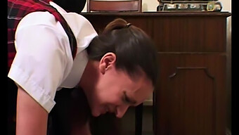 Colegiala Disciplinada Con Un Spanking En El Porno Clásico