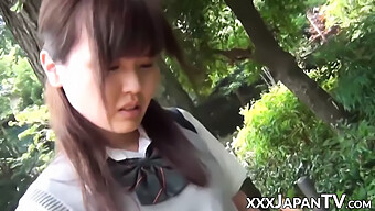 Una Joven Colegiala Japonesa (18+) Acaricia Sensualmente Su Área Íntima A Través De Sus Delicadas Bragas, Disfrutando De Una Tentadora Actuación En Solitario.