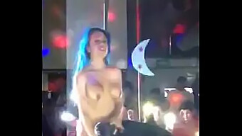 Sensuales Lesbianas Comparten Momentos Íntimos En El Escenario De Strip Club