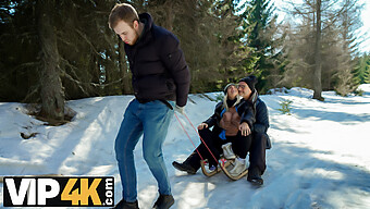 Intime Begegnung Mit Einem Teen Und Ihrem Lover Am Kamin