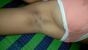 Adolescente Desi Recebe Uma Massagem Sensual E Revela Seus Seios Empinados