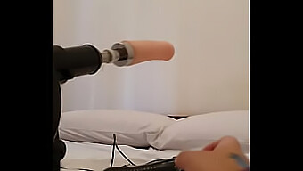 L'Orgasme Intense De Mimi Conduit À Une Éjaculation Féminine En Utilisant Une Machine À Sexe