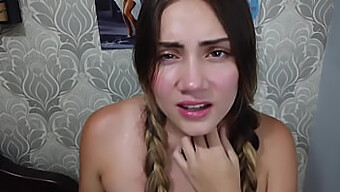 Sara, O Amatoare Blondă, Se Bucură De Sexul Anal În Timp Ce Se Răsfăț Cu Instrucțiuni De Masturbare Și Fumat.