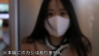 初めての女の子、トモちゃん(20歳)は、整頓されたjdに会って食事をし、ホテルのロンプで東京の夜景の中でクリーミーなフィニッシュを迎えます。