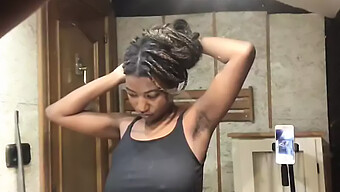 Hausgemachtes Video Von Einem Afrikanischen Mädchen Mit Natürlichen Großen Titten Und Haariger Muschi In Der Dusche