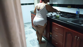 Pov-Video Av Colombiansk Milf Som Ger En Handjob Medan Hon Lagar Mat