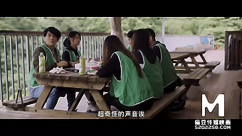 复古色情片:亚洲少女在车里公开口交