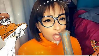 Scooby Doo In Cosplay, Velma Fa Un Pompino Sbavoso A Un Grosso Cazzo