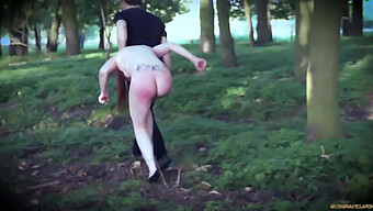 Soumise En Latex Humiliée Et Jouée Dans Les Bois