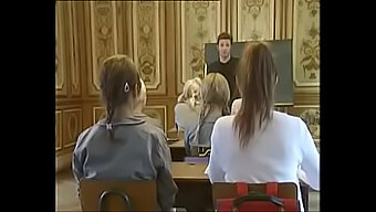 O Bombă Blondă Se Bucură De Un Trio Cu Colegii Ei Într-Un Videoclip În Stil Retro