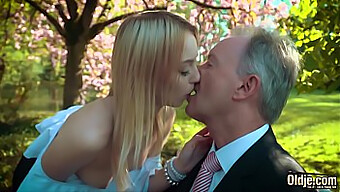 Blond Teenager Sluger Cumshot Efter Hardcore Fucking