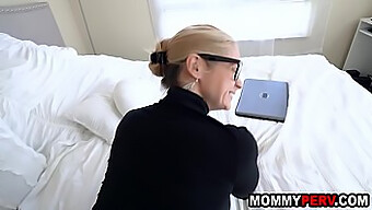 Eine Blonde Milf Mit Einem Großen Arsch Erwischt Den Harten Porno Ihres Sohnes Und Schaut Zu