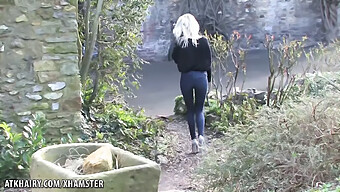 Vidéo En Ligne D'Une Fille Blonde Révélant Sa Chatte Mouillée Et Poilue