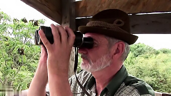 Rencontre Érotique De Susanna White Avec Un Chasseur Âgé Dans La Nature Sauvage