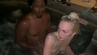 Aventure Hilarante D'Un Couple Interracial Dans Un Bain À Remous Avec La Blonde Victoria Gracen