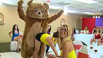 Fiesta De Soltera Salvaje Con Strippers Masculinos De Gran Polla Y Un Oso Bailarín