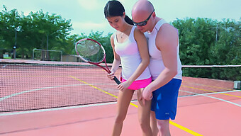 Jonge Tennisinstructeur Verleid En Geneukt Voor De Camera